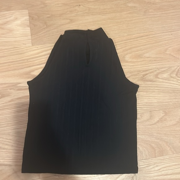 Black turtleneck buttons on the inside small circle on the back - Picture 2 of 4